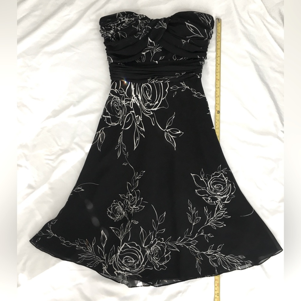 EUC WHBM black/white gorgeous flowy strapless dress with boning in bust area.